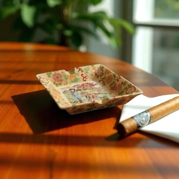 Oriental Ashtray Vintage with gold trim - Picture 1 of 5